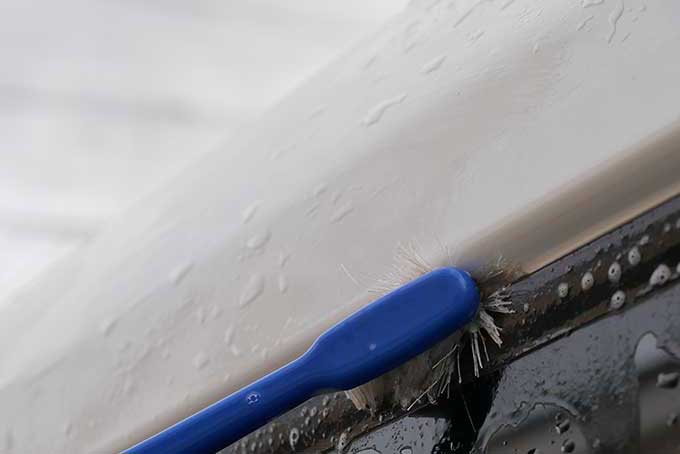 家庭用洗剤と歯ブラシで細かい部分を擦る