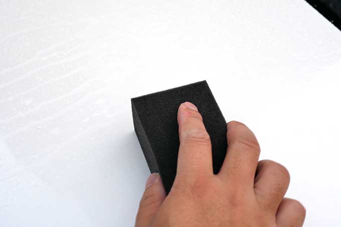 付属のスポンジで伸ばす