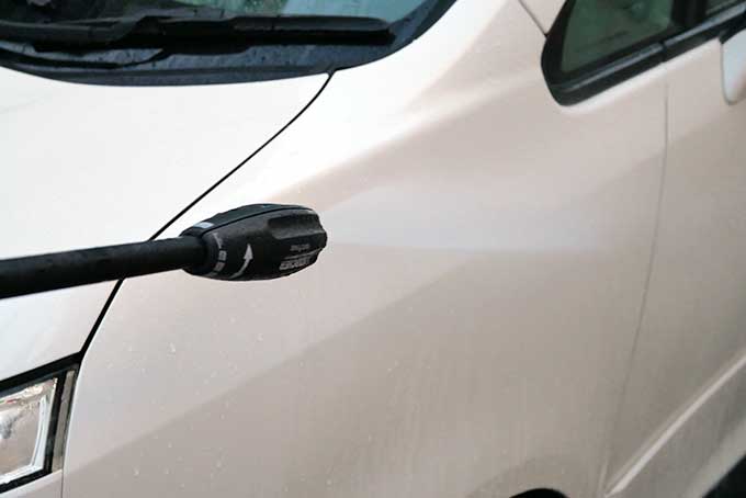 水をかけて余分なブリス・ネオを落とす