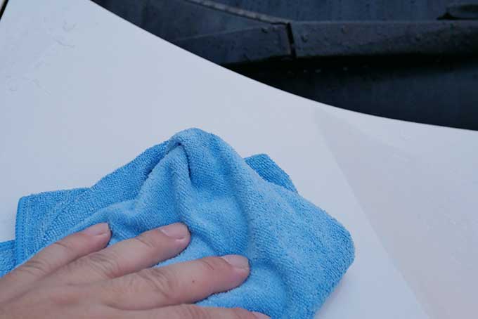 付属のダスターで水を拭き取る