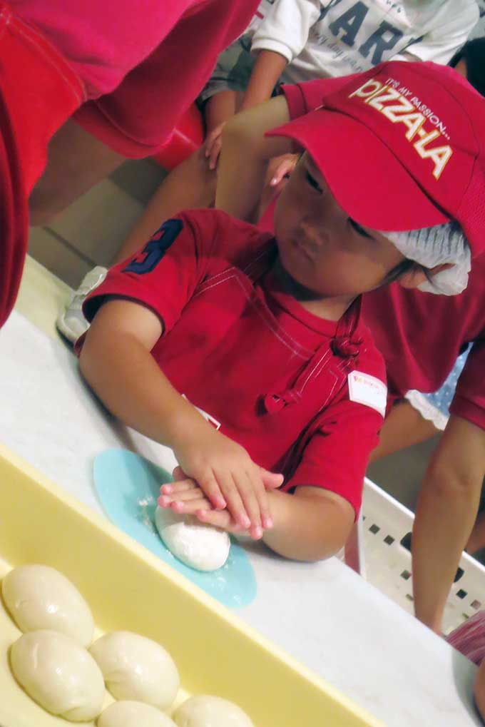 ピザ生地をコネて