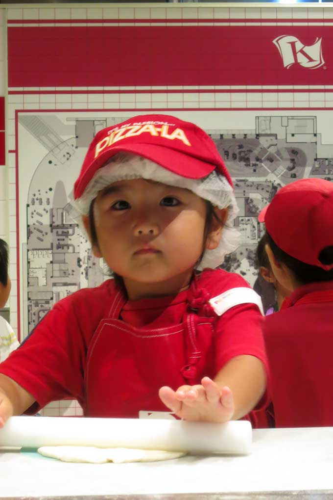 ピザ生地を伸ばして