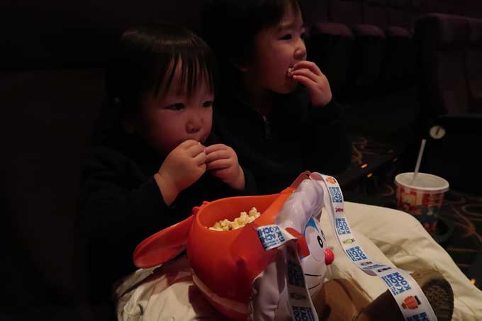 ポップコーンを食べます