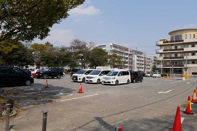 駐車場は混雑していました