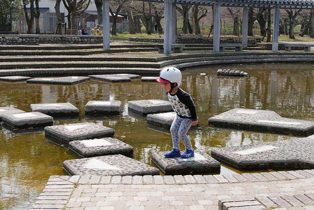ジャンプして渡って行きます