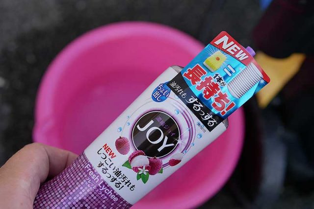 家庭の食器用洗剤を準備