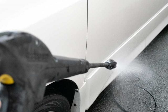 高圧洗浄で余過分を洗い流す