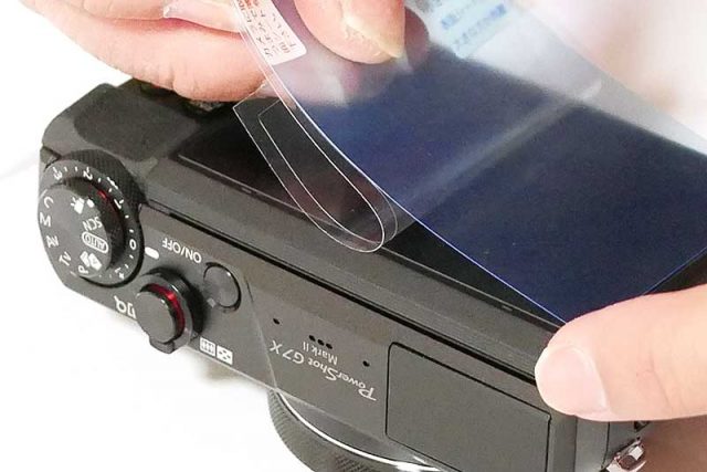 液晶保護シールを貼り付け
