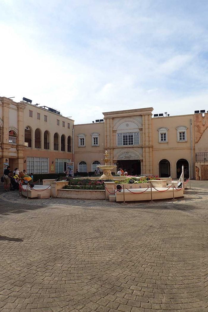 エントランスにラグナシアのキャラクターが集合!