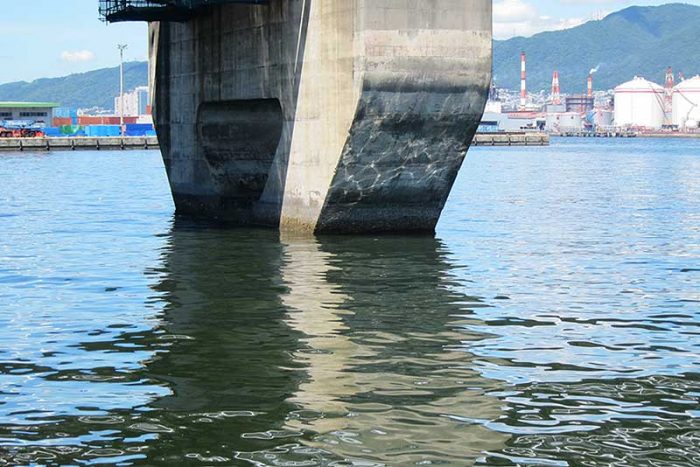 流れの当たる橋脚