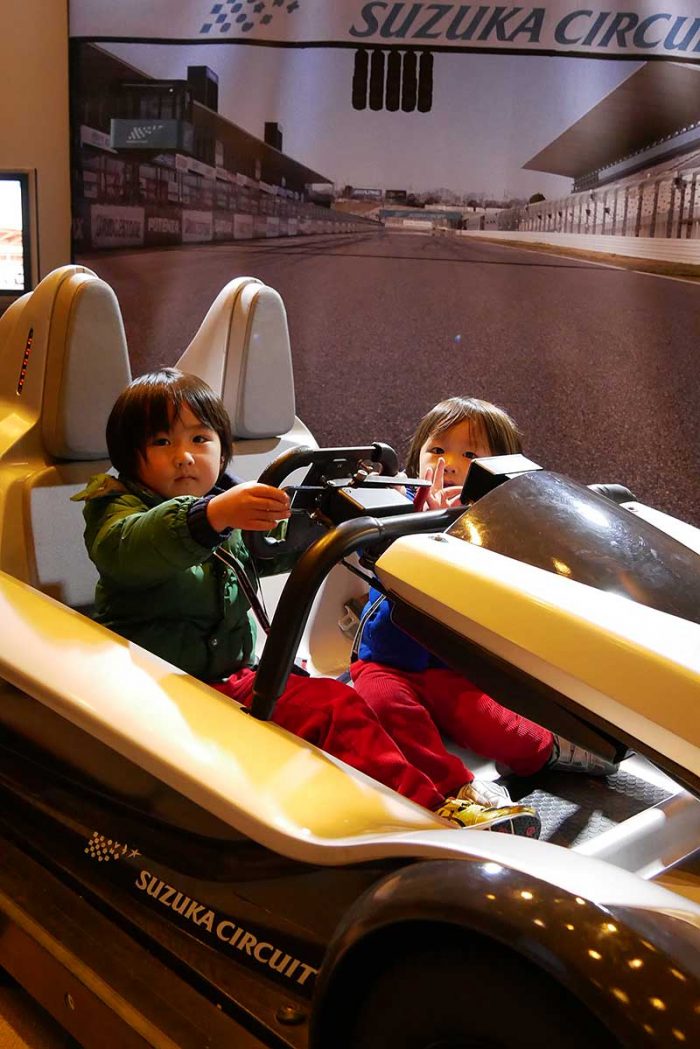 サーキットチャレンジャーのマシンに乗って