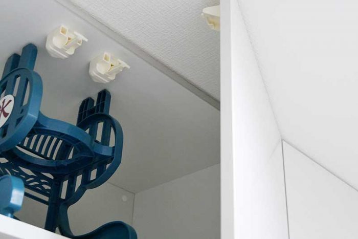 地震でロックが掛かるカップボード