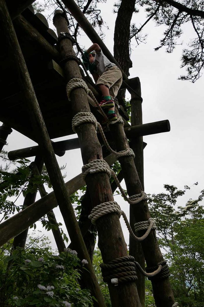ロープに掴まり上る