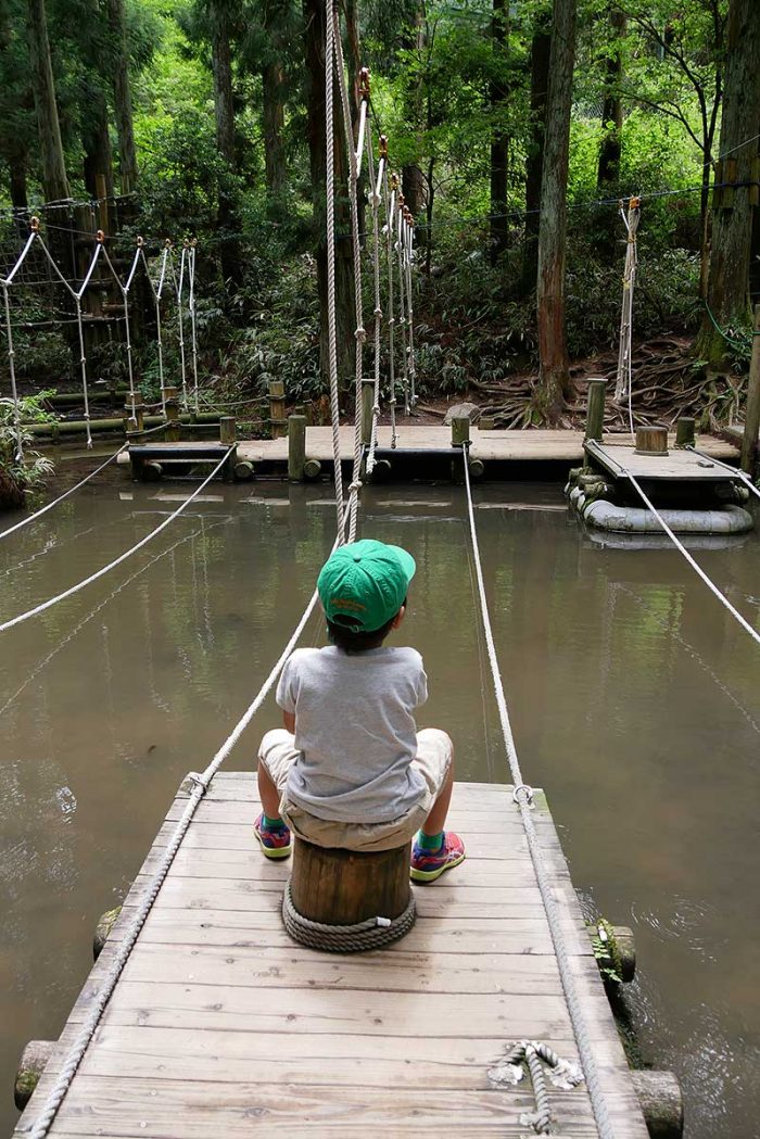 ロープを引っ張り船を動かす