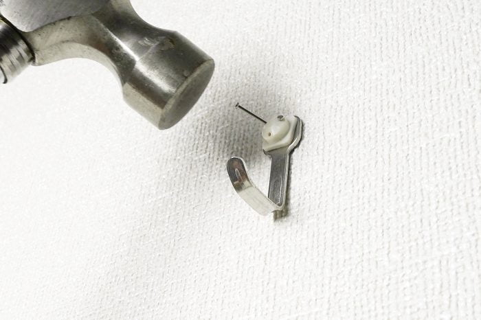 ダイソーのピンフックで石膏ボードに額縁を取り付ける手順