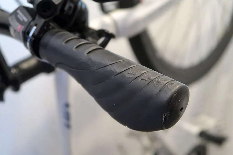 クロスバイクのグリップ交換手順とエルゴグリップの角度