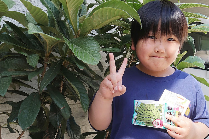 枝豆の種のパッケージを持った次男君