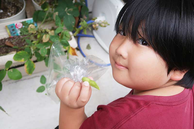 枝豆を持った次男君