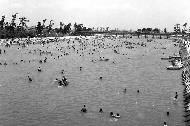 昭和40年代の武庫川遊泳