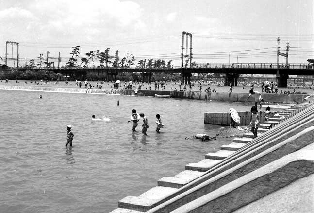 昭和40年代の武庫川遊泳