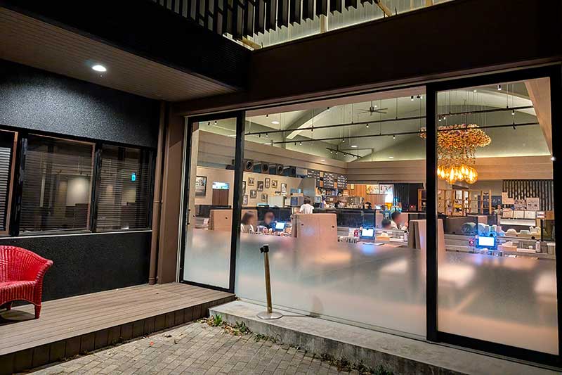 大きな窓からレストランの風景が見える