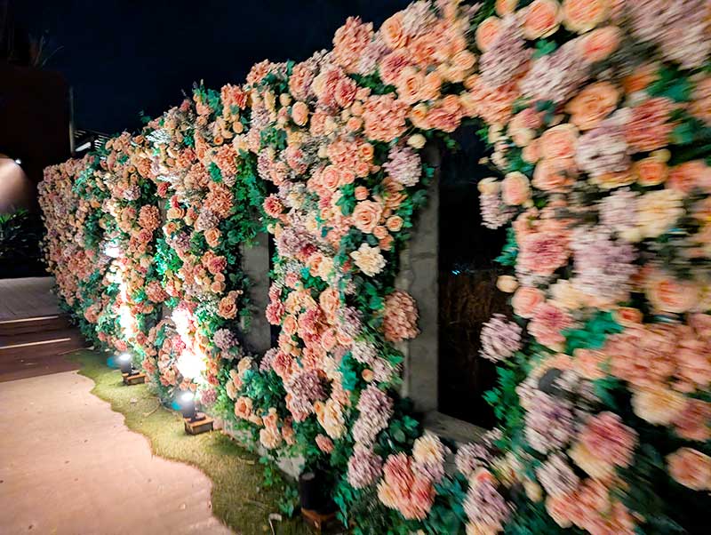 沢山の花で彩られたウェルカム看板