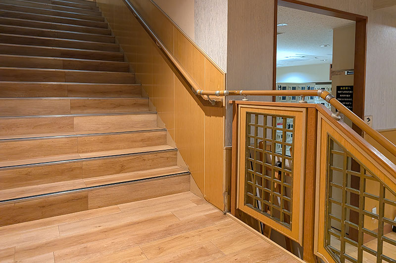 木の階段を上る