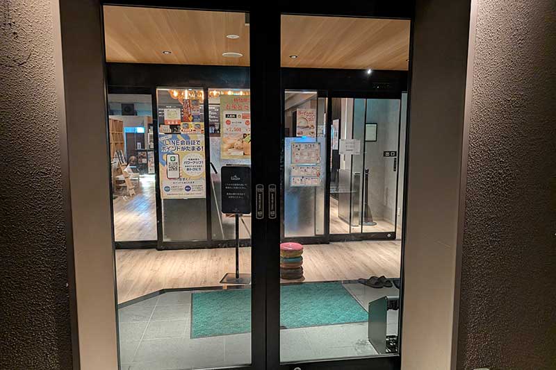 自動ドアの奥にある受付カウンター