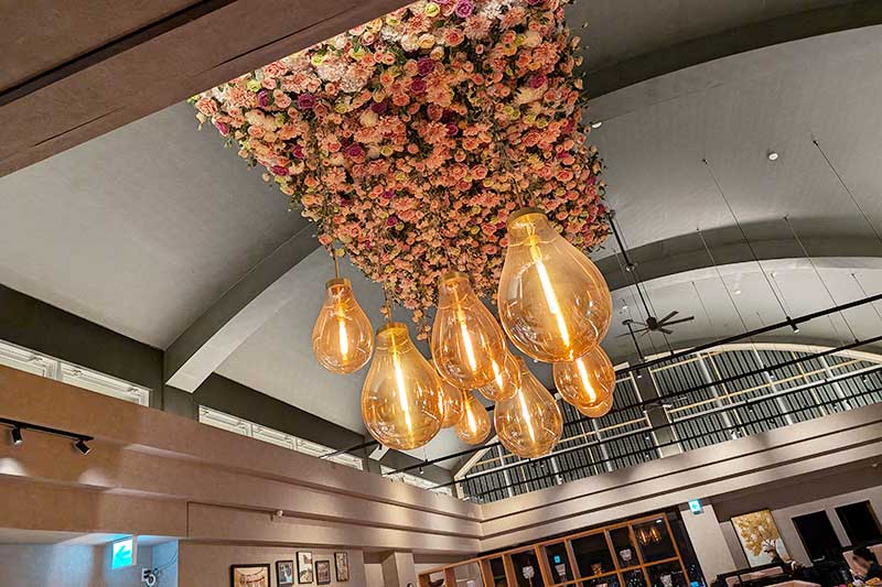 レストランの天井にある豪華な照明