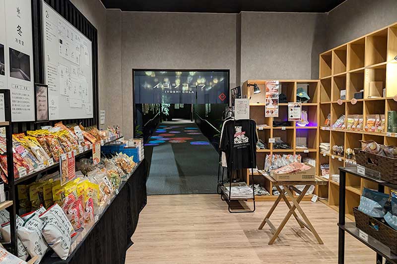 順路にあるお土産売り場には沢山のアイテムがある