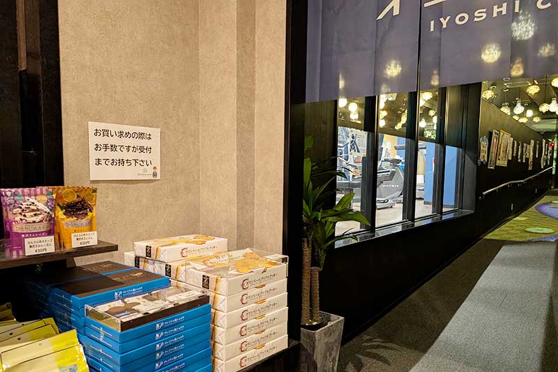 通路から見えるジム