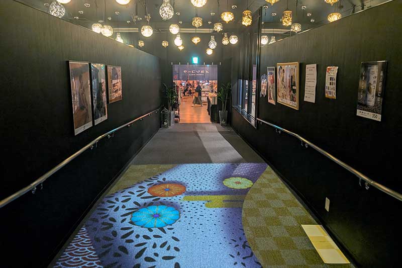 プロジェクションマッピングで彩られた廊下