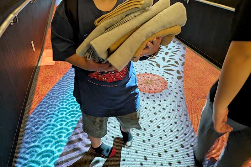 バスタオルを持つ次男君