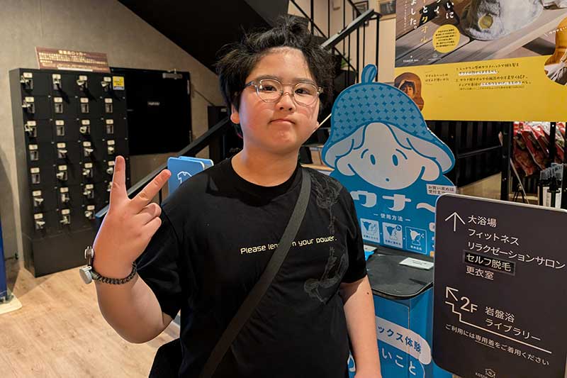 花粉症で目がパンパンの長男ピース