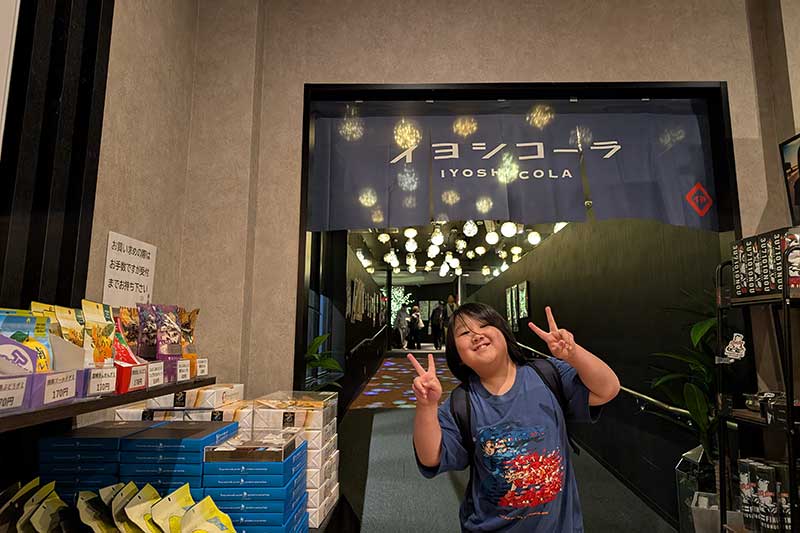 お風呂の前に楽しそうな次男君がピースサイン