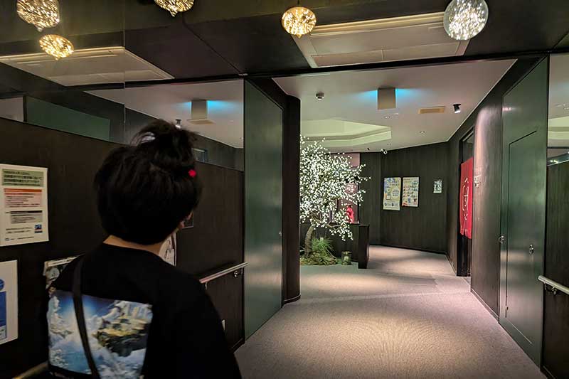 黒と花で彩られた高級感のある廊下