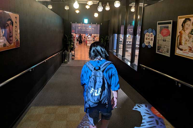 湯上がりでサッパリした次男君が廊下を歩く