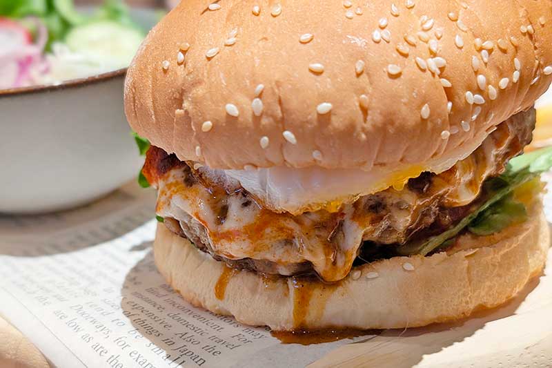 ボリューム満点のハンバーガー