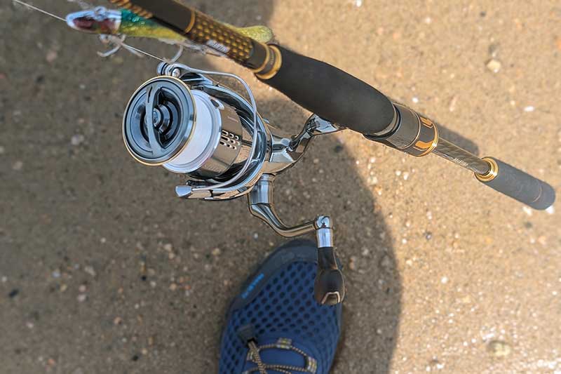 砂浜とマリンシューズ