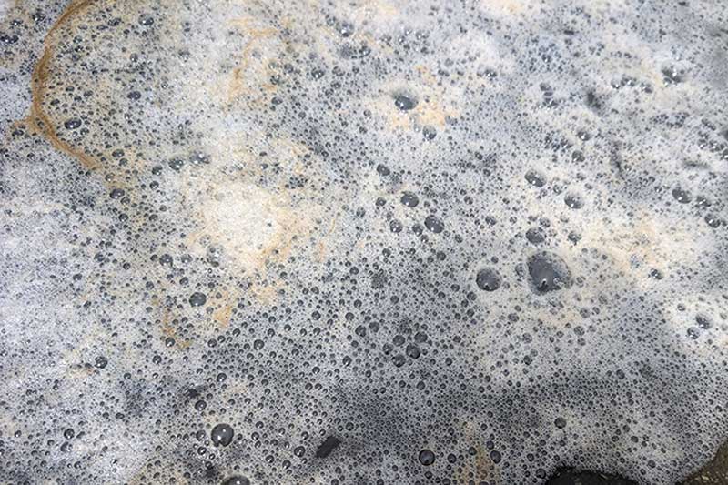 泡まみれになった水面