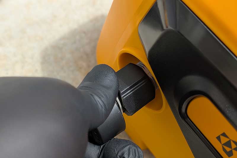 黒いアタッチメントを本体に取り付ける