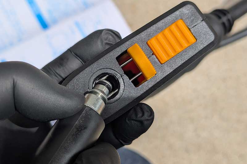 ガンにも付属のホースを差し込む