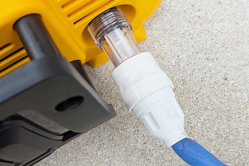 水道からホースで接続