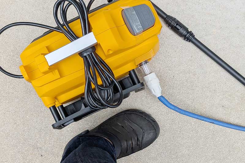 25.5cmの靴と高圧洗浄機本体のサイズ比較