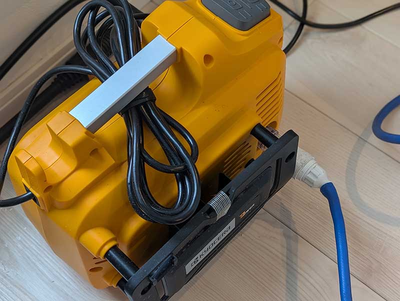 本体にホースを繋ぐ