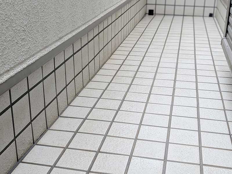 苔が綺麗に落ちたベランダ