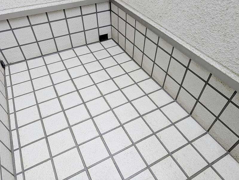 苔が綺麗に落ちたベランダ