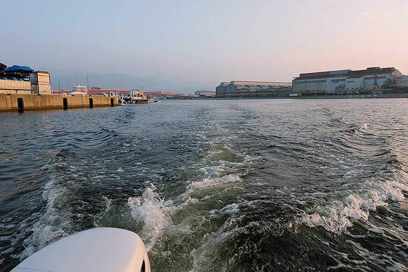 朝日を浴びて出航